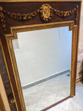 Charger l&#39;image dans la galerie, Trumeau XIXe de style Louis XVI avec médaillon et guirlandes
