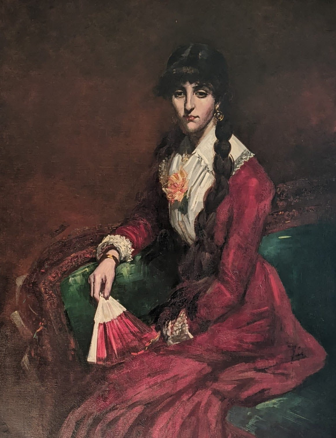 Portrait femme à l’éventail assise sur canapé circa 1870