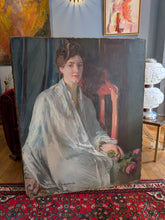 Charger l'image dans la galerie, Claudio Castelucho y Diana (1870-1927) Femme assise tenant une rose

