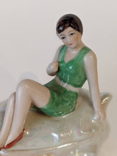 Charger l&#39;image dans la galerie, Boîte figurine porcelaine type baigneuse vers 1920
