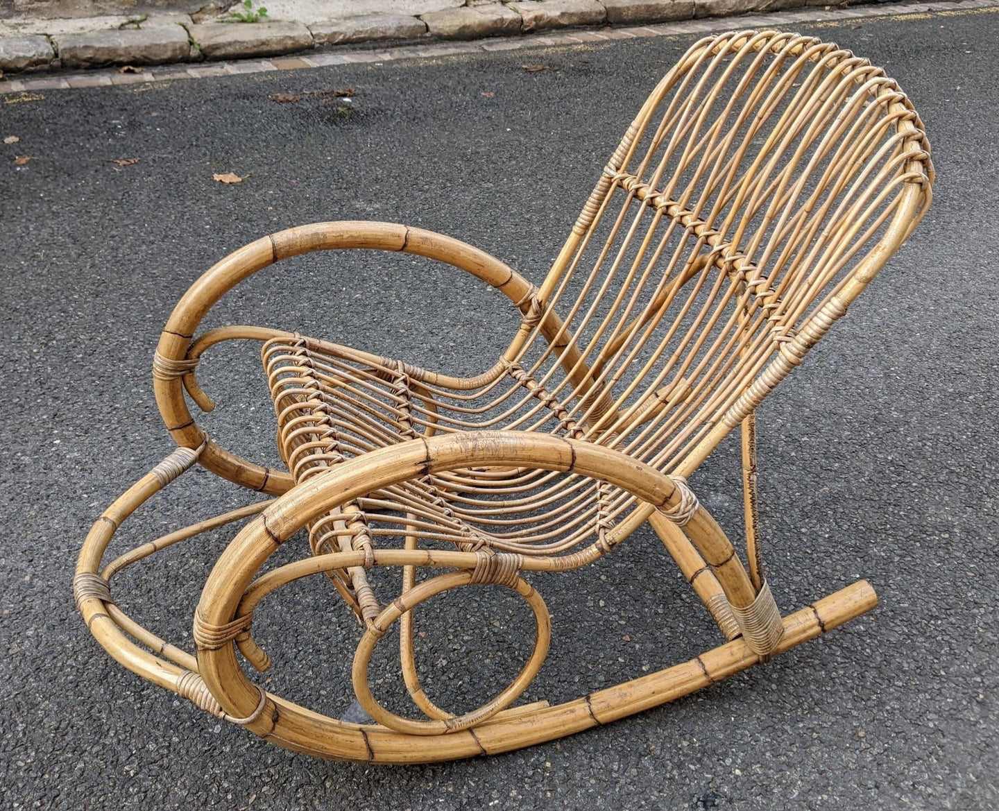 Rocking-chair en rotin vers 1960 par Rohe Noorwolde