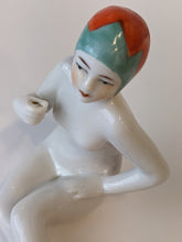 Charger l&#39;image dans la galerie, Baigneuse porcelaine vers 1920.
