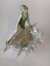 Charger l&#39;image dans la galerie, Figurine baigneuse porcelaine vide-poche vers 1920
