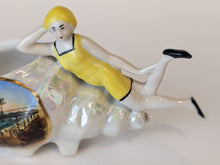 Charger l&#39;image dans la galerie, Figurine baigneuse Ostende la digue vers 1920
