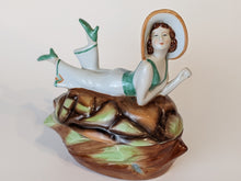 Charger l&#39;image dans la galerie, Boîte figurine porcelaine élégante sur un coquillage vers 1920
