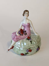 Charger l&#39;image dans la galerie, Boite figurine porcelaine vers 1920
