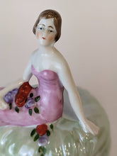 Charger l&#39;image dans la galerie, Boite figurine porcelaine vers 1920
