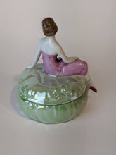 Charger l&#39;image dans la galerie, Boite figurine porcelaine vers 1920
