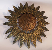 Charger l&#39;image dans la galerie, Applique soleil en métal doré des années 50
