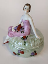 Charger l&#39;image dans la galerie, Boite figurine porcelaine vers 1920
