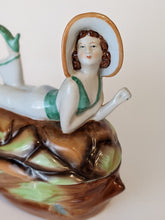 Charger l&#39;image dans la galerie, Boîte figurine porcelaine élégante sur un coquillage vers 1920
