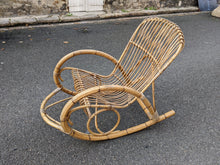 Charger l&#39;image dans la galerie, Rocking-chair en rotin vers 1960 par Rohe Noorwolde
